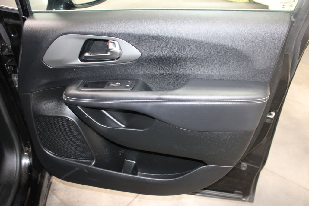 Used 2025 Chrysler Pacifica Select image 23