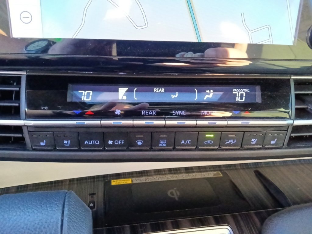 Used 2022 Toyota Sienna Limited image 24