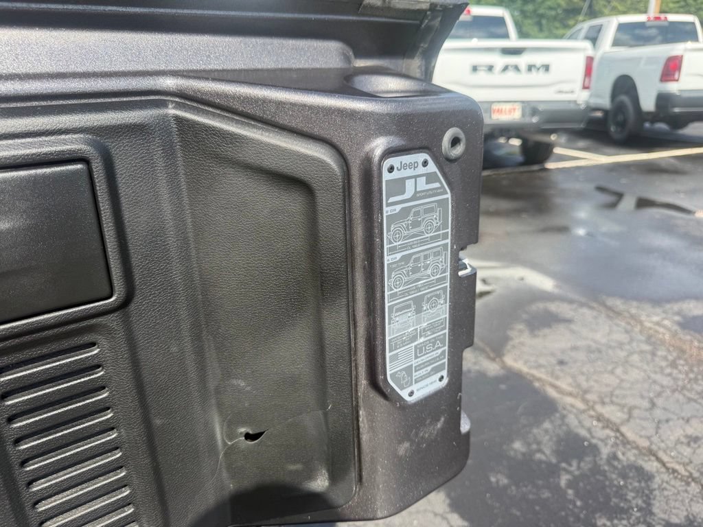 Used 2025 Jeep Wrangler Unlimited Sahara AWD/4WD image 51