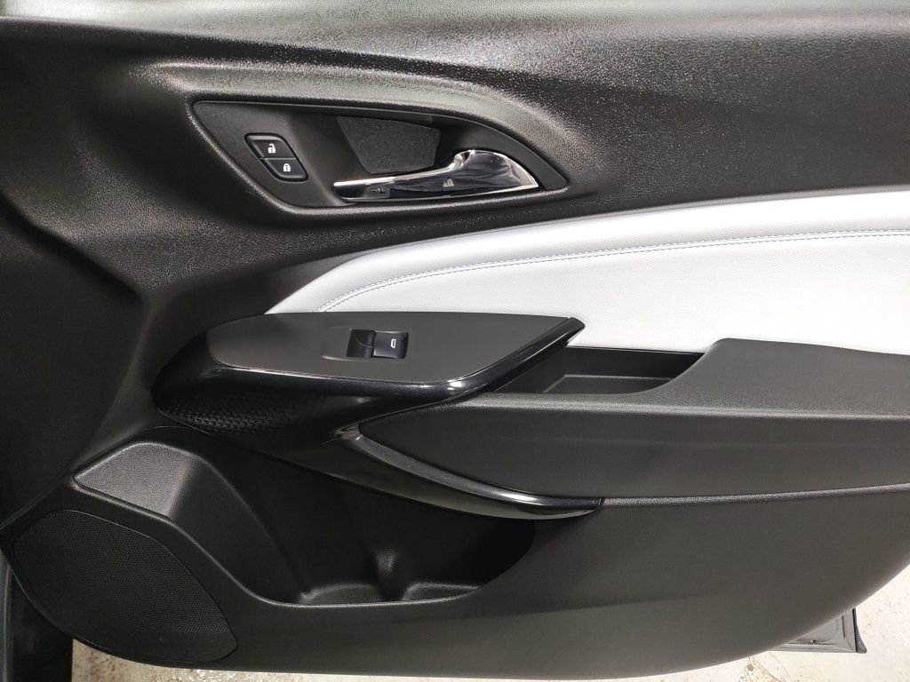 Used 2025 Chevrolet Trax LT w/ Sunroof Package image 10