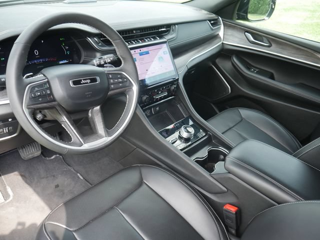 Used 2025 Jeep Grand Cherokee Limited 4xe w/ Luxury Tech Group II AWD/4WD image 16