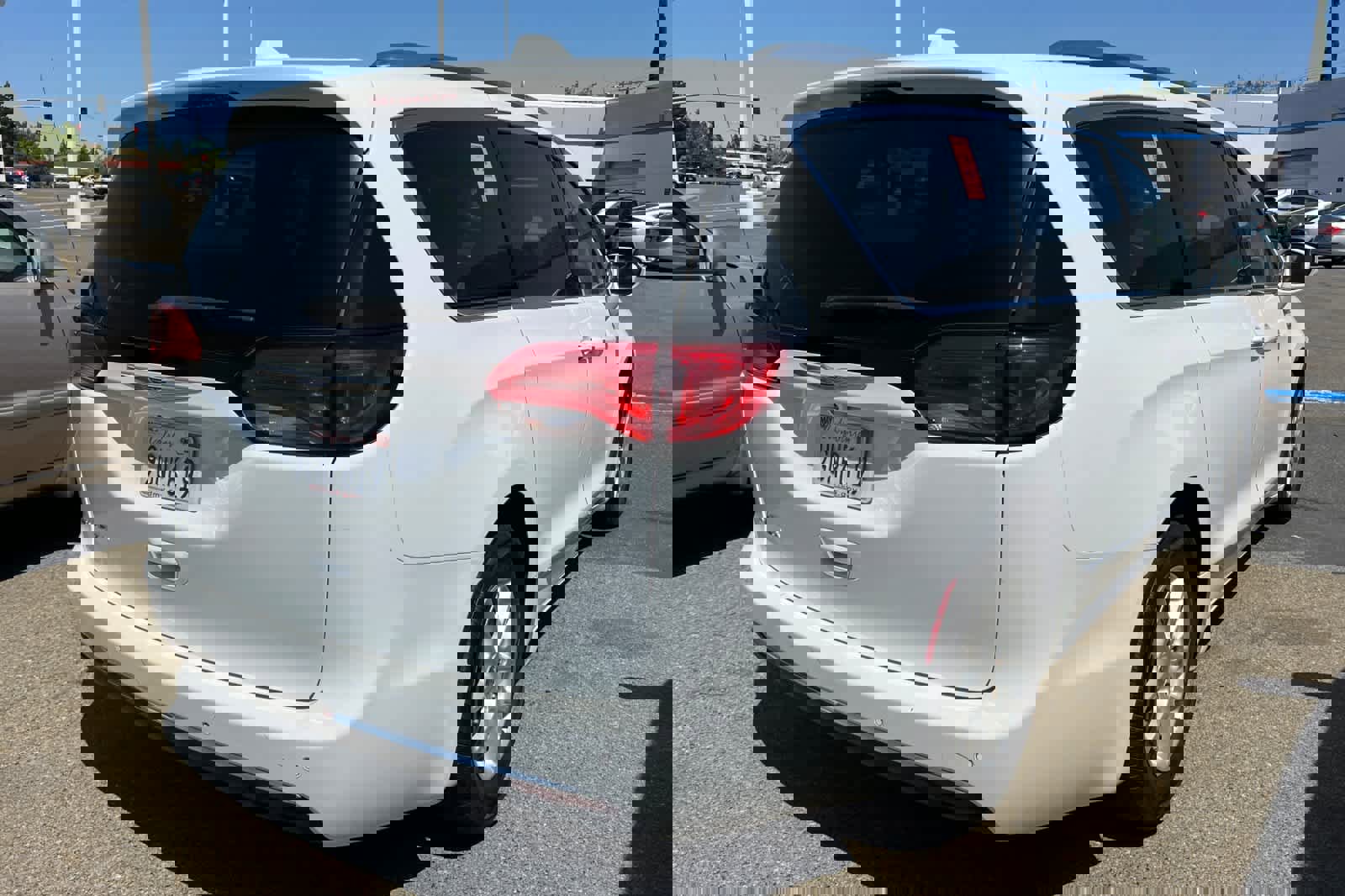 Used 2020 Chrysler Pacifica Touring-L image 4