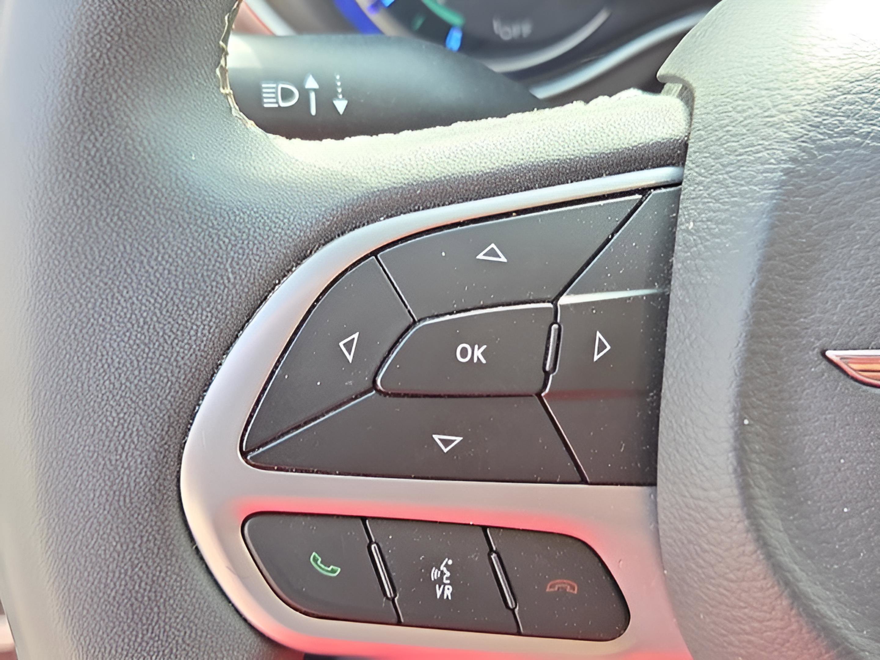 Used 2023 Chrysler Pacifica Touring-L image 23