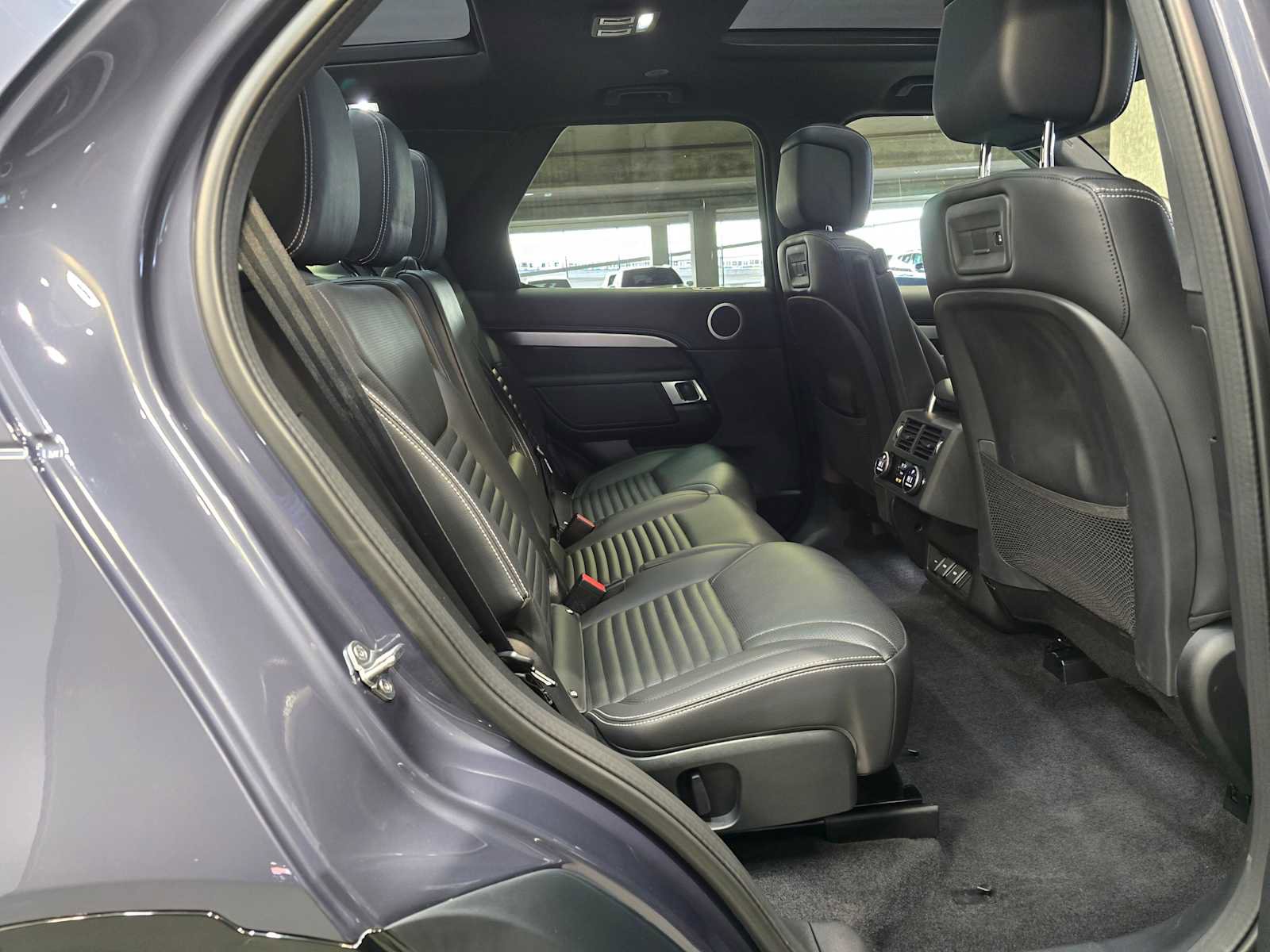 Used 2024 Land Rover Discovery Dynamic SE image 27