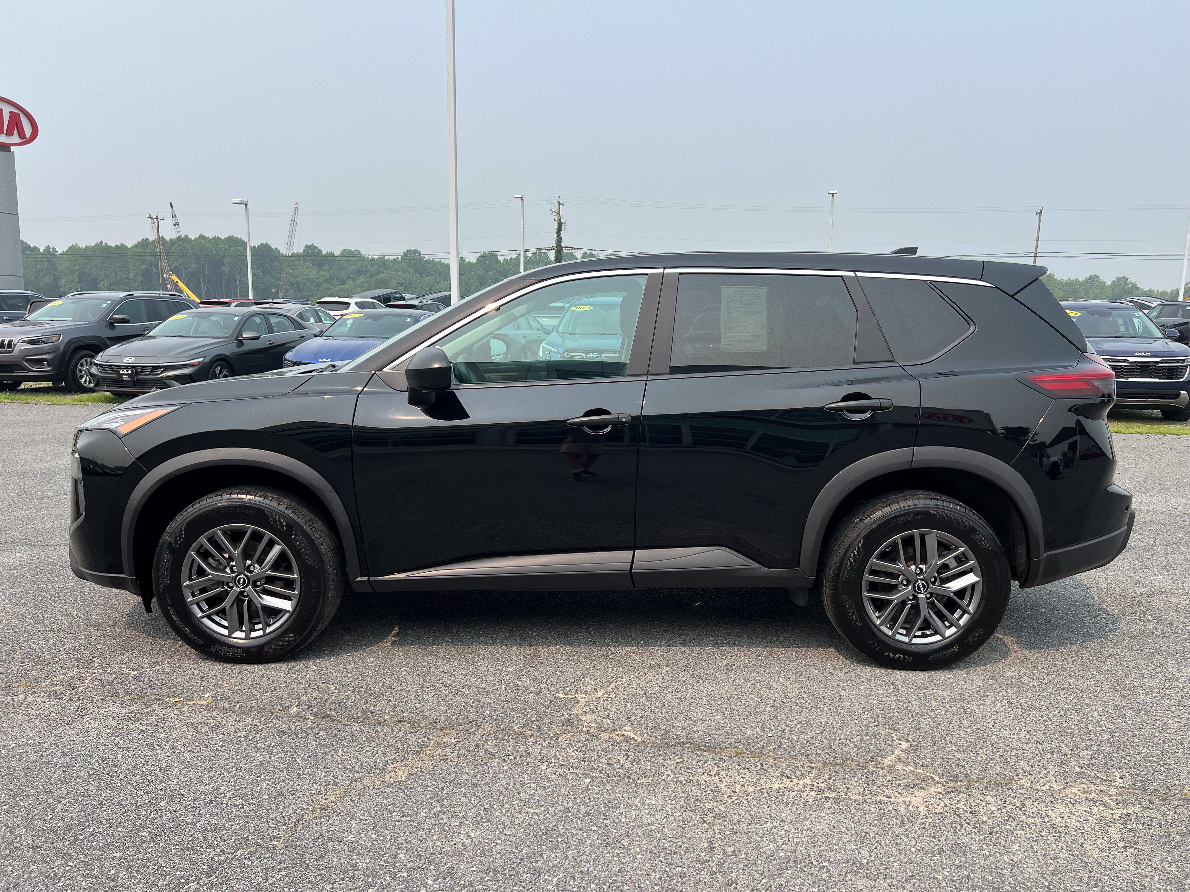 Used 2024 Nissan Rogue S AWD/4WD image 2