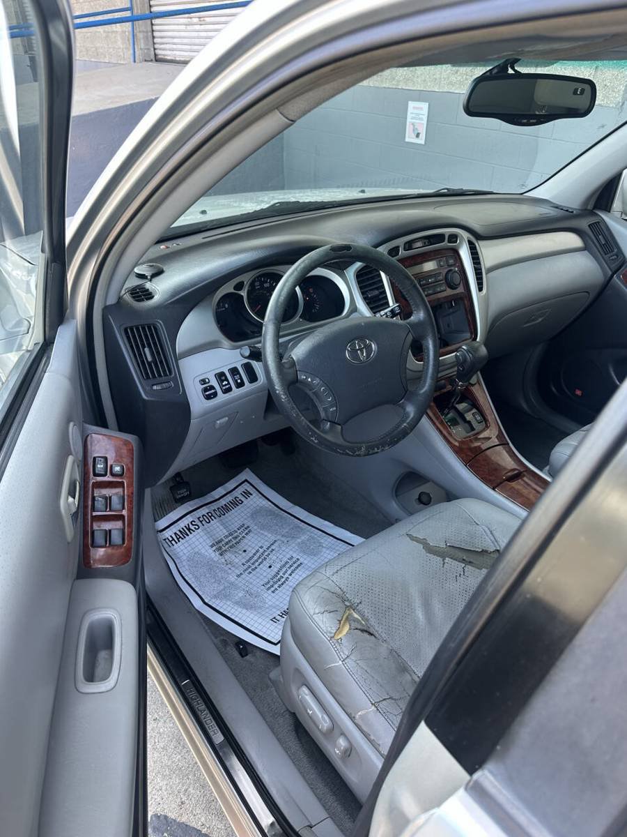 Used 2004 Toyota Highlander Limited w/ Leather Trim Pkg FWD image 5