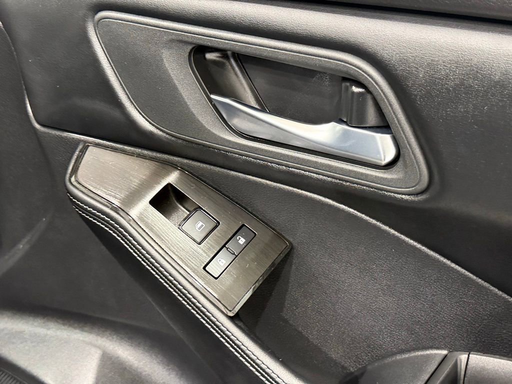 Used 2025 Nissan Rogue SV FWD image 22
