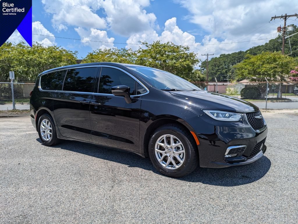 Used 2025 Chrysler Pacifica Select