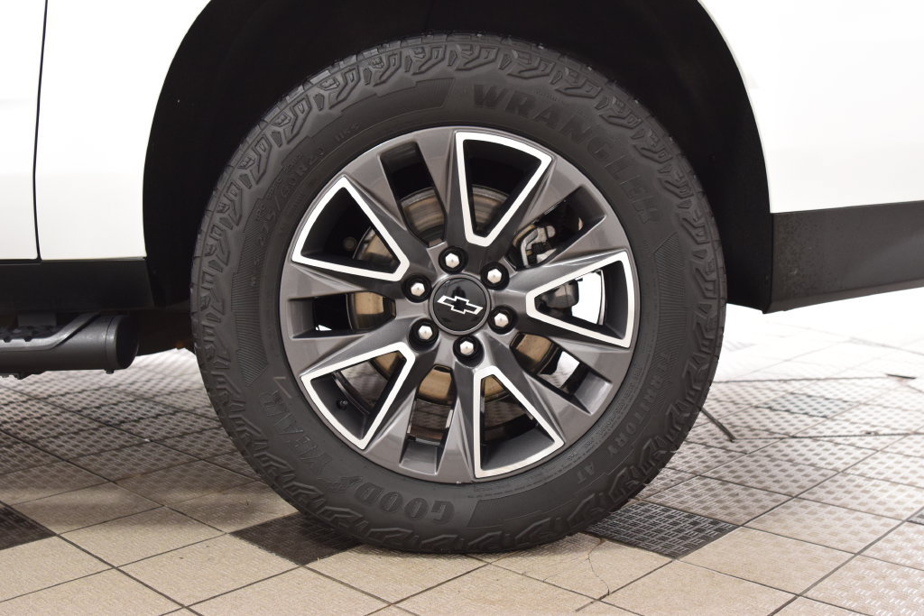 Used 2024 Chevrolet Suburban Z71 w/ Luxury Package AWD/4WD image 29