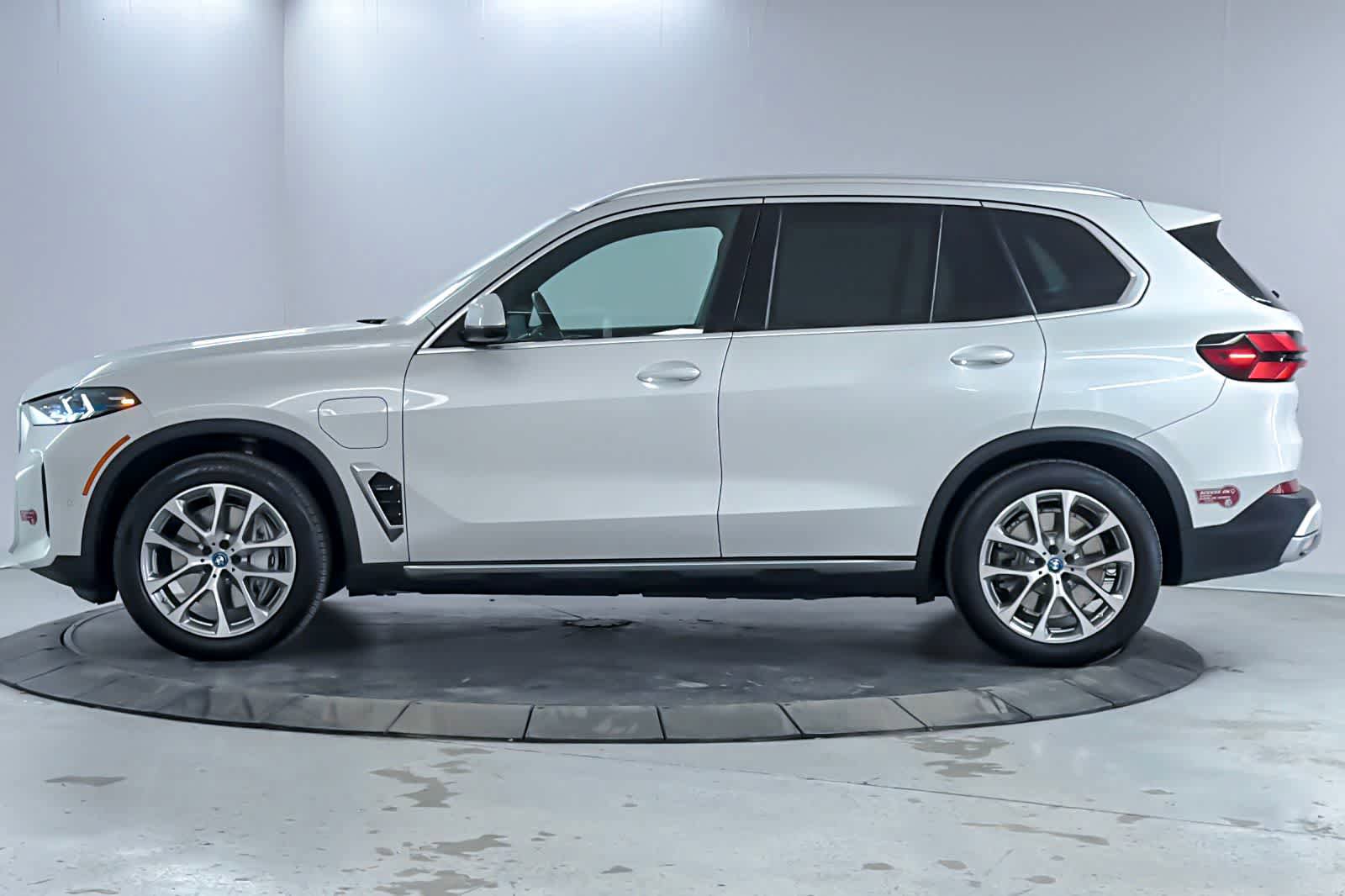 Used 2024 BMW X5 xDrive50e w/ Premium Package AWD/4WD image 5