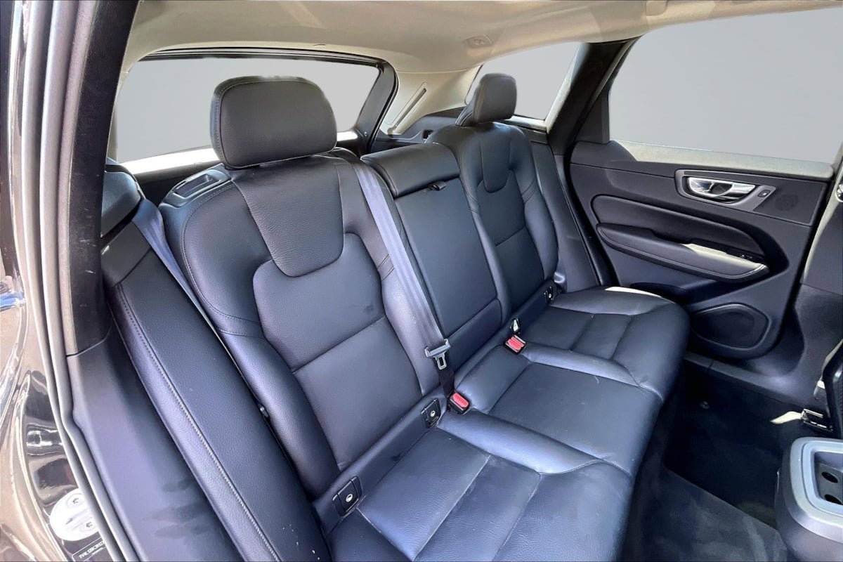 Used 2022 Volvo XC60 B5 Momentum AWD/4WD image 27