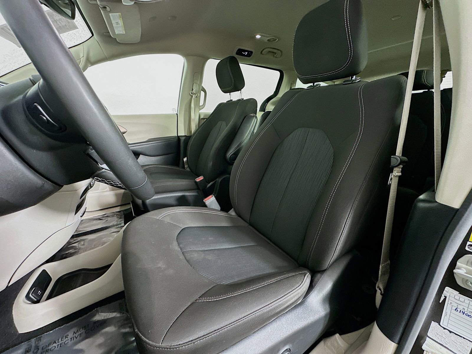 Used 2023 Chrysler Voyager LX image 20