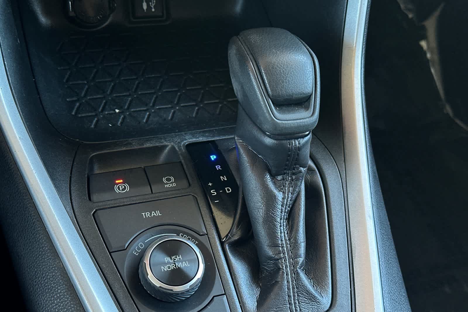Used 2019 Toyota RAV4 LE AWD/4WD image 23