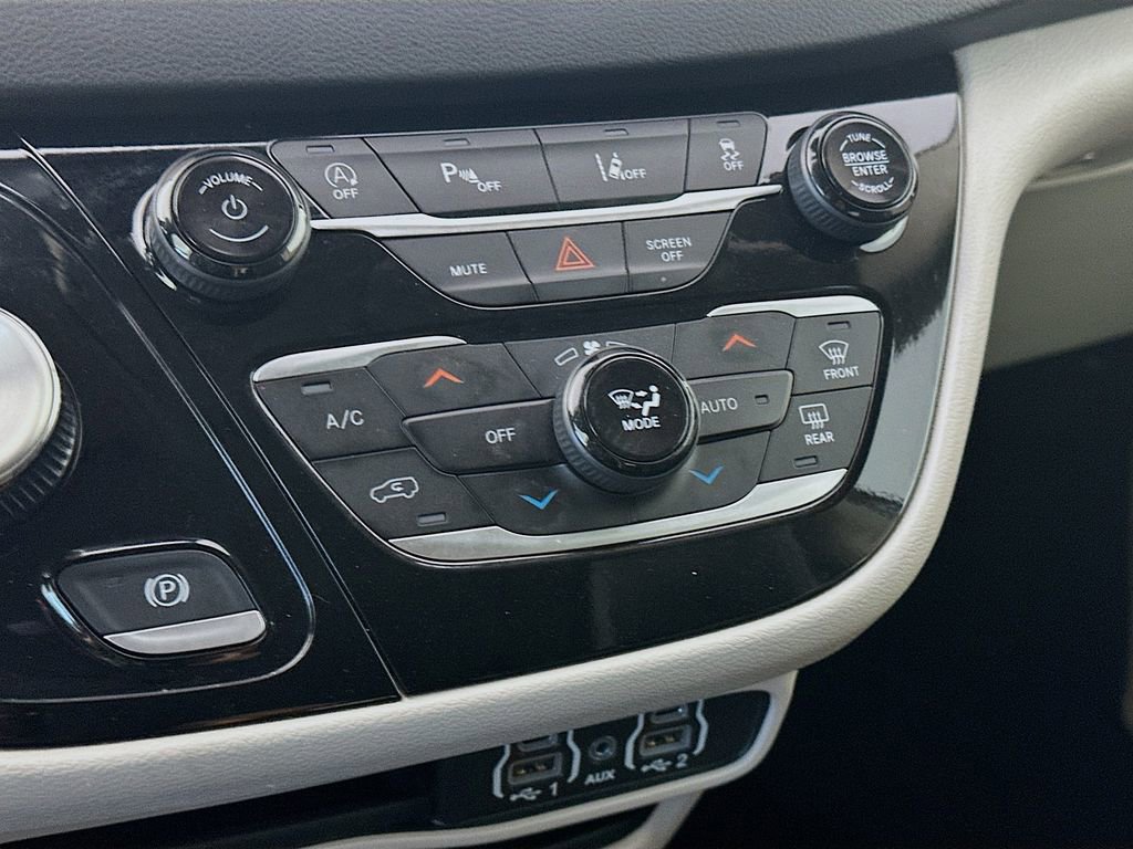 Used 2024 Chrysler Pacifica Touring-L FWD image 18