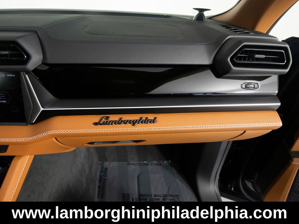 Used 2025 Lamborghini Urus SE AWD/4WD image 32