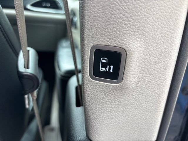 Used 2022 Chrysler Pacifica Touring-L FWD image 66