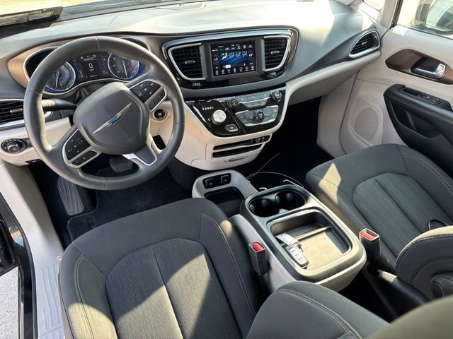 Used 2018 Chrysler Pacifica Touring Plus w/ Tire & Wheel Group FWD image 5