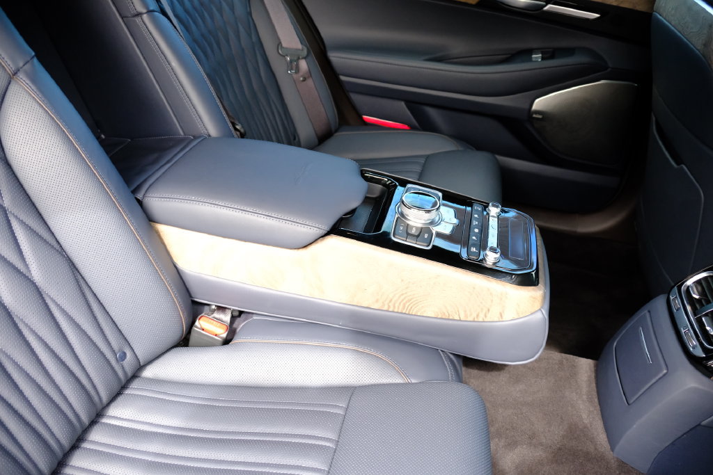 Used 2021 Genesis G90 3.3T Premium RWD image 40