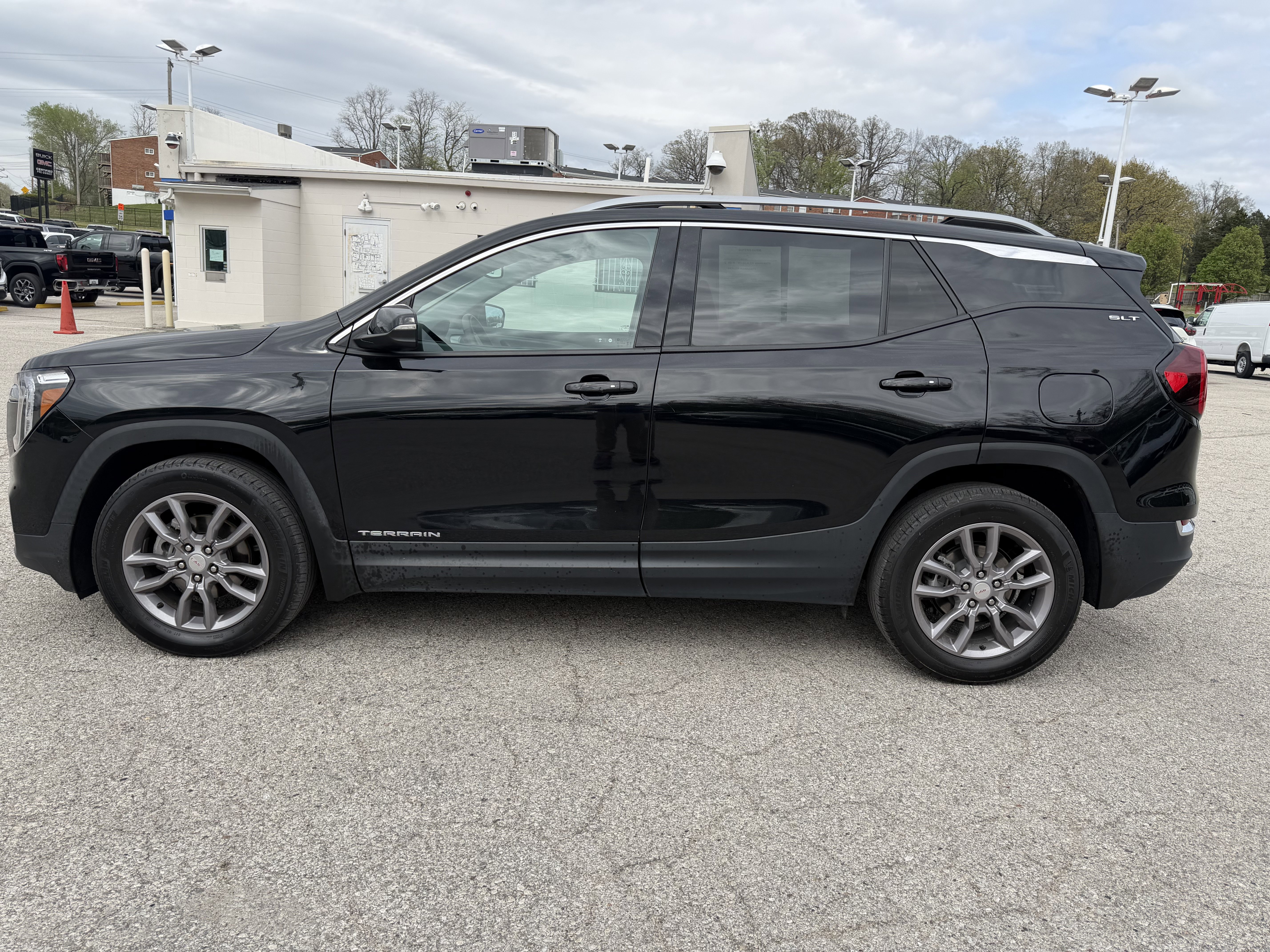 Used 2023 GMC Terrain SLT image 4