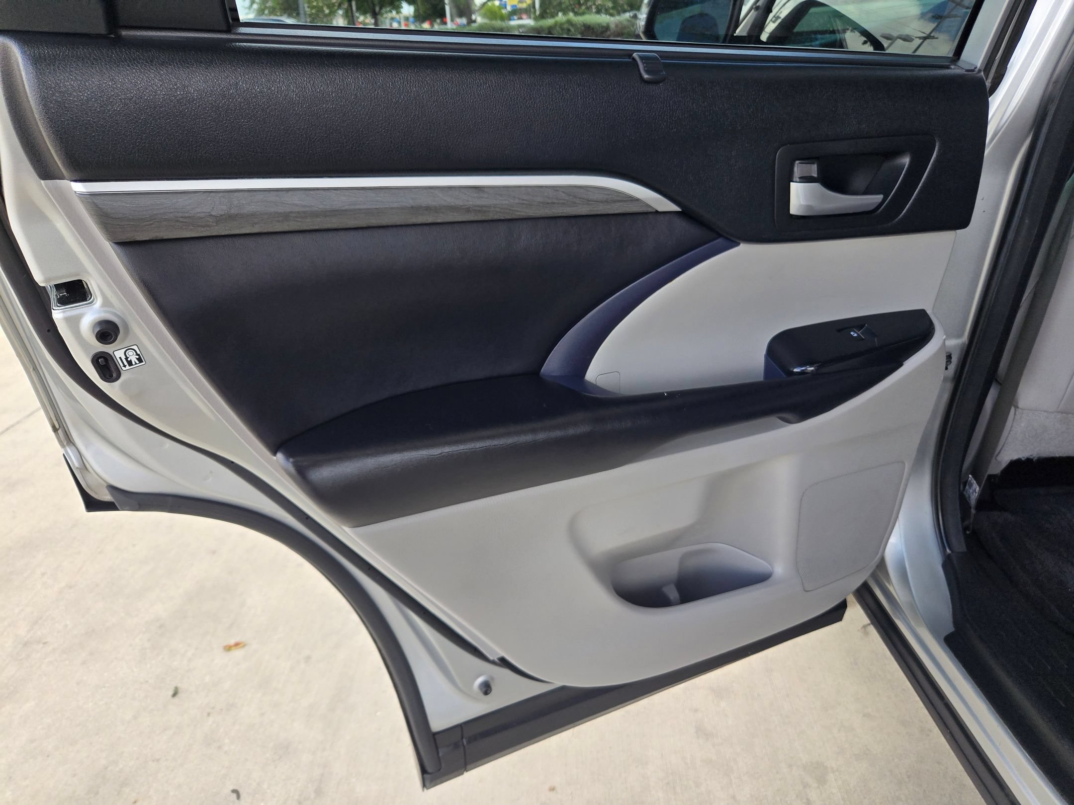 Used 2018 Toyota Highlander Limited w/ Carpet Mat Package (TMS) AWD/4WD image 22