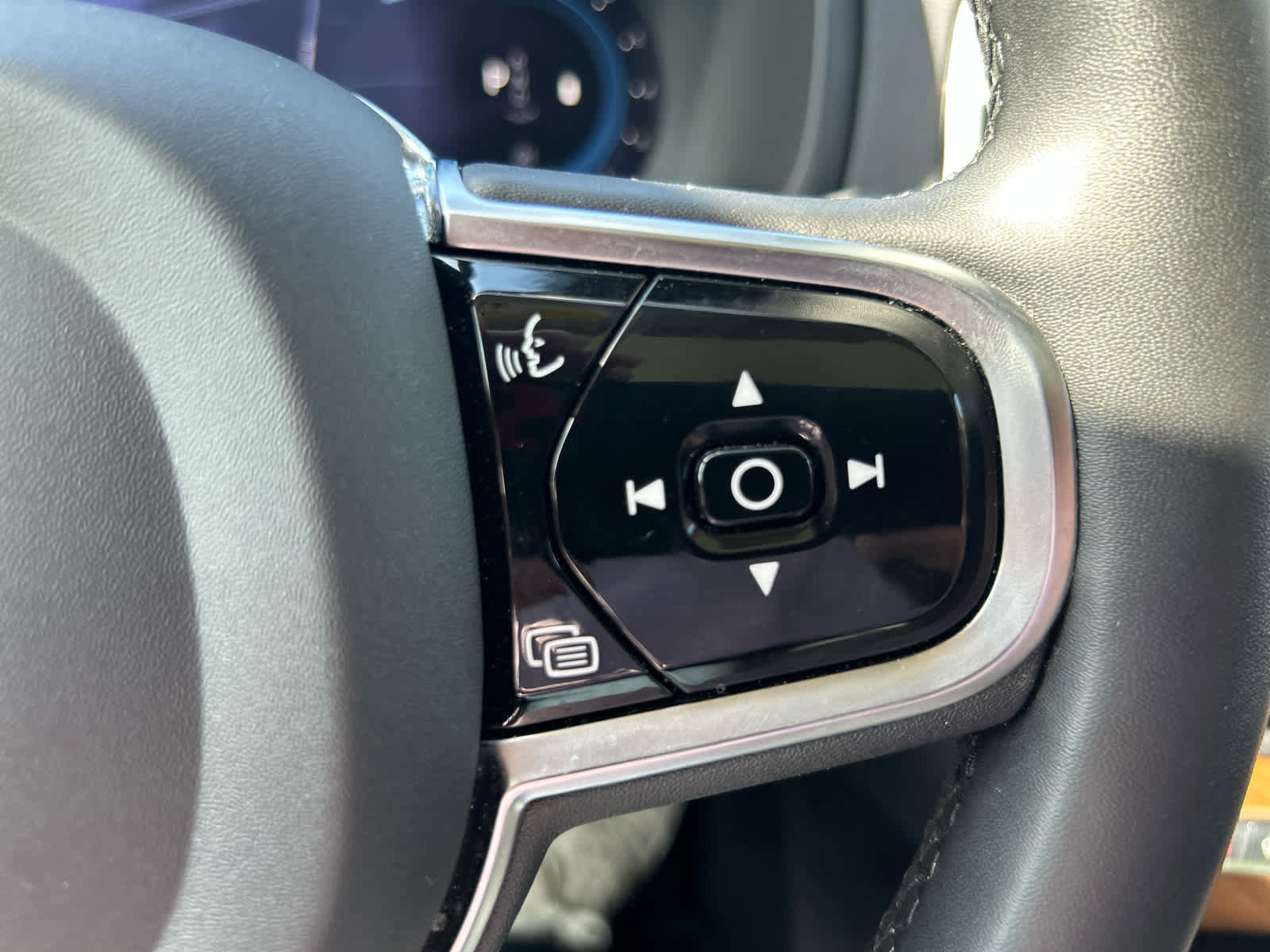 Used 2023 Volvo XC90 B6 Plus image 34