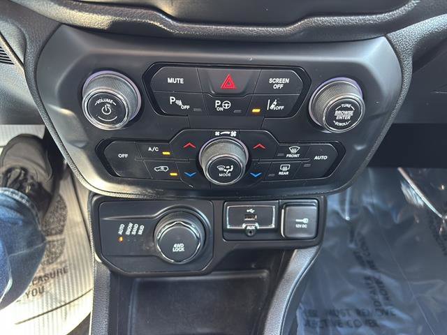 Used 2021 Jeep Renegade Latitude w/ Luxury Group I image 23