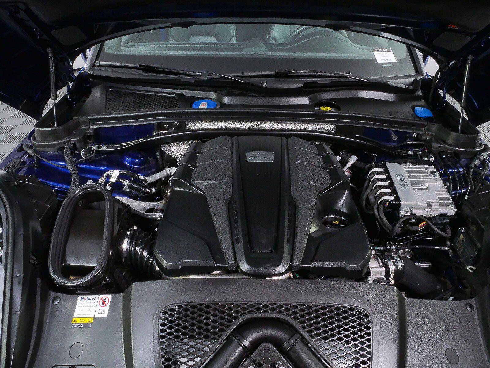 Certified 2023 Porsche Macan S AWD/4WD image 33