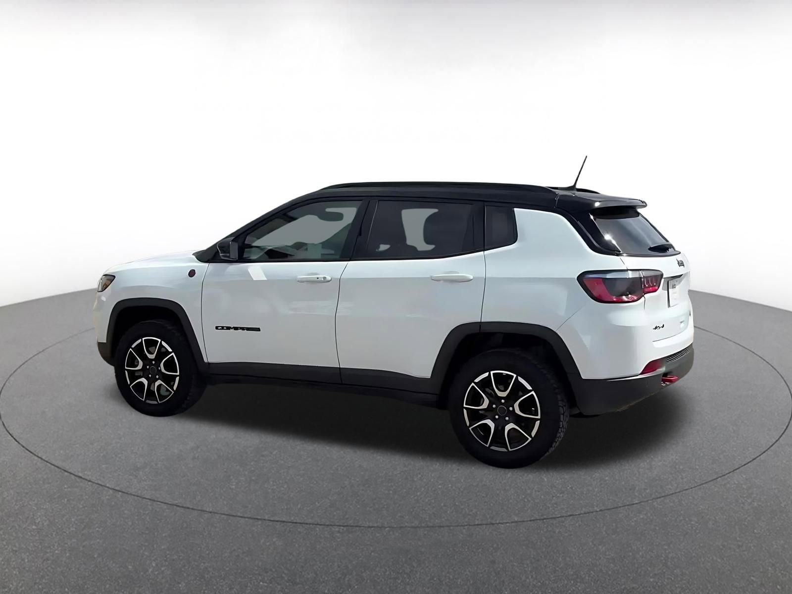 Used 2025 Jeep Compass Trailhawk image 9