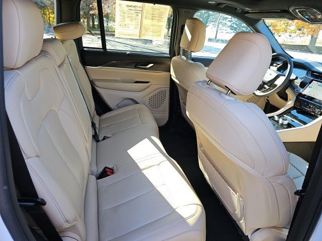 Used 2023 Jeep Grand Cherokee Limited w/ Luxury Tech Group II image 16