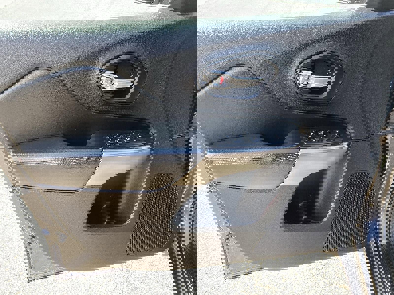 Used 2020 Jeep Cherokee Latitude Plus w/ Cold Weather Group image 28