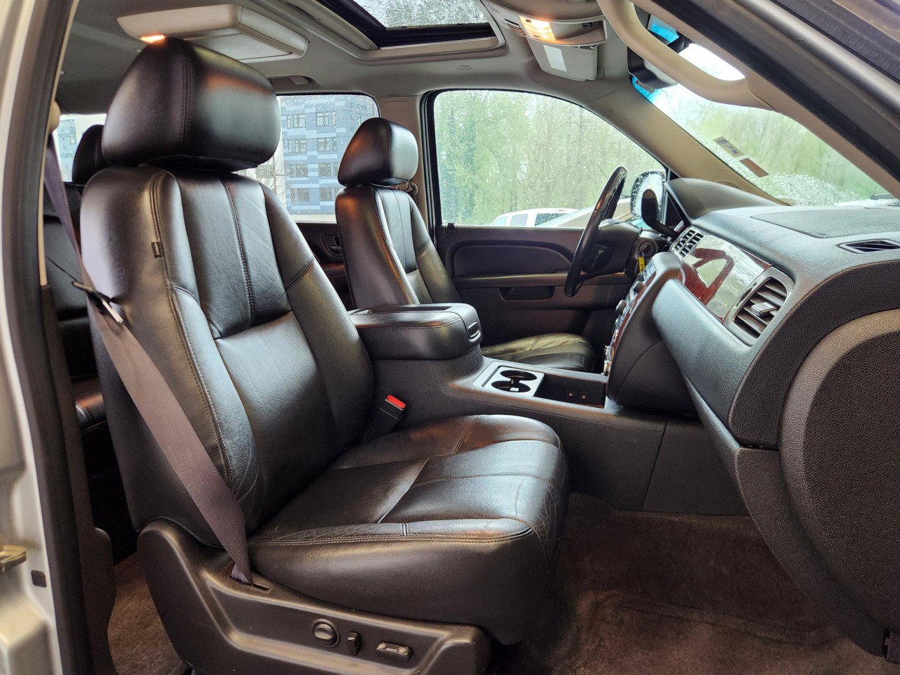 Used 2012 Chevrolet Suburban LT w/ Luxury Package AWD/4WD image 11