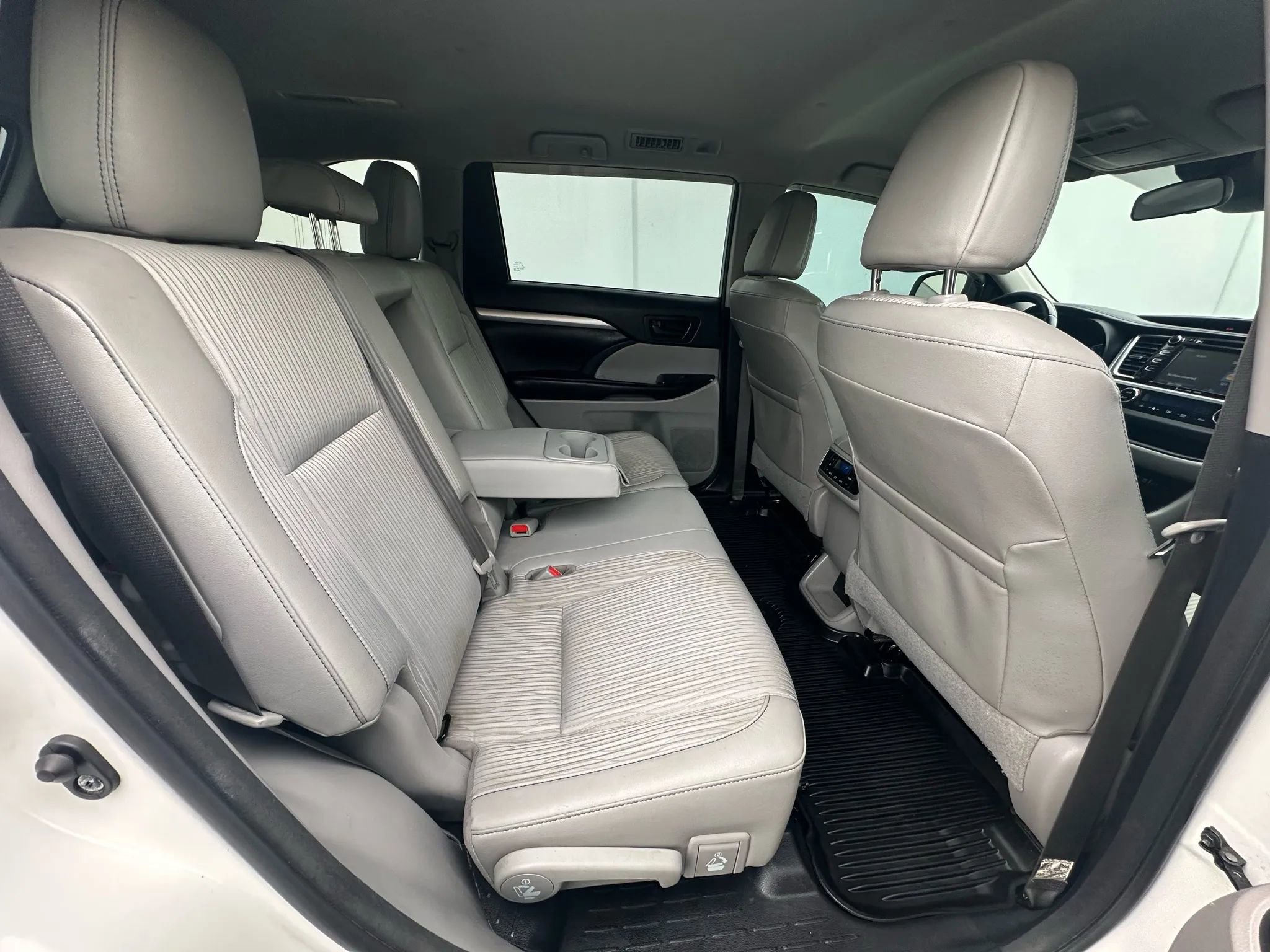 Used 2018 Toyota Highlander Plus AWD/4WD image 19