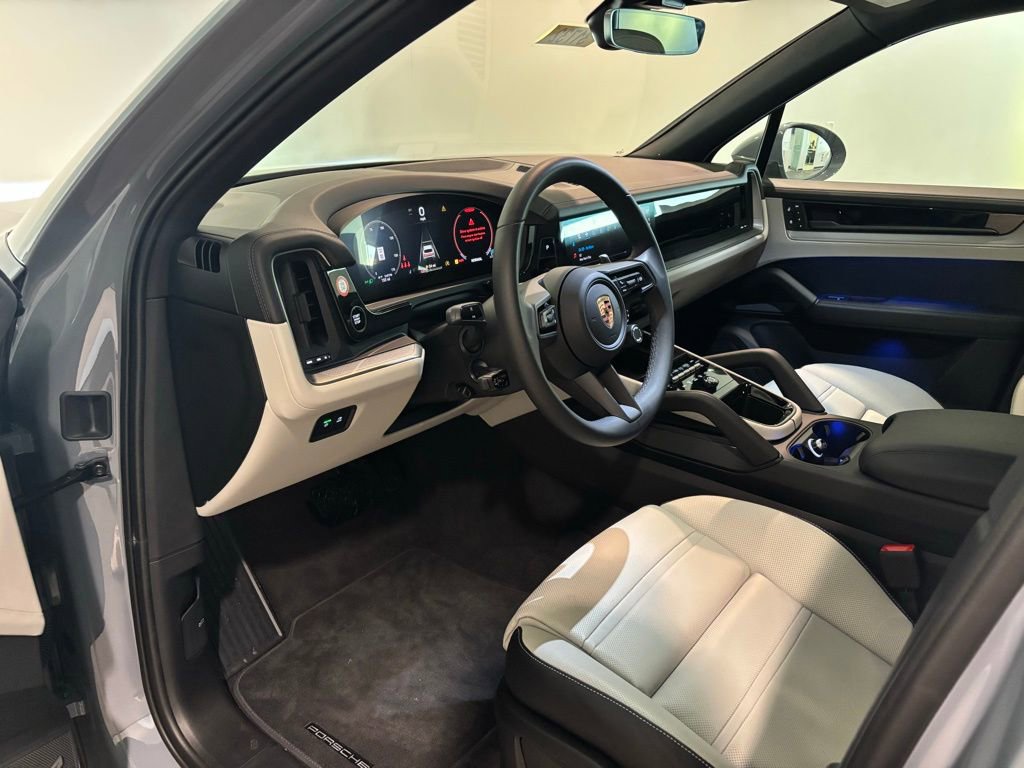 Certified 2025 Porsche Cayenne AWD/4WD image 4