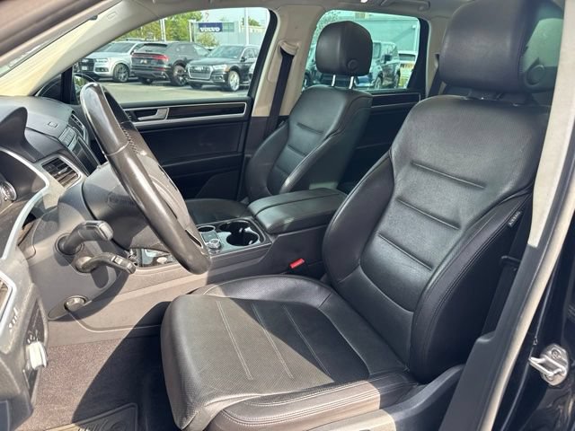Used 2017 Volkswagen Touareg Executive AWD/4WD image 7