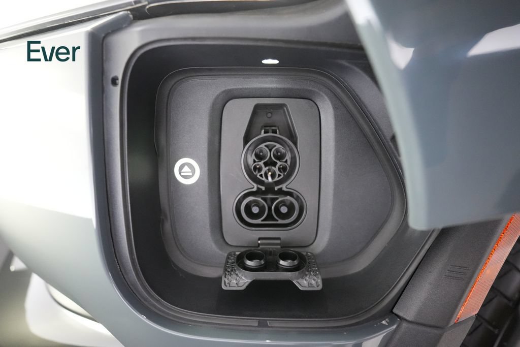 Used 2025 Rivian R1T Premium Tri AWD/4WD image 10