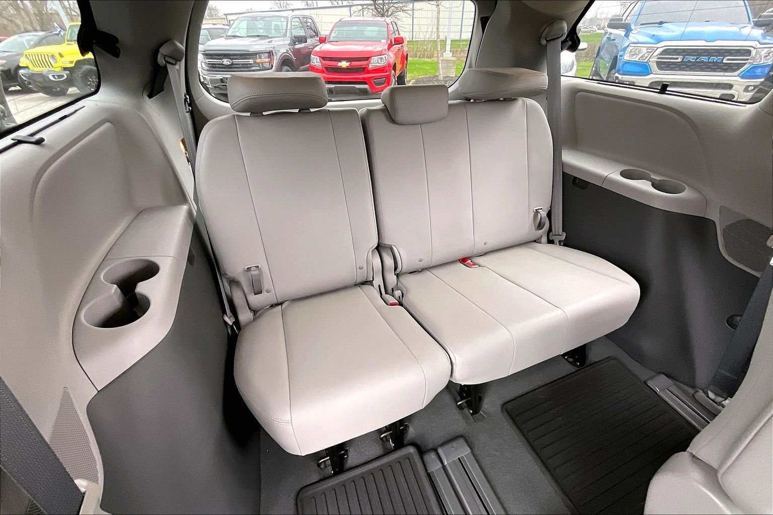 Used 2020 Toyota Sienna XLE w/ XLE Navigation Package image 29