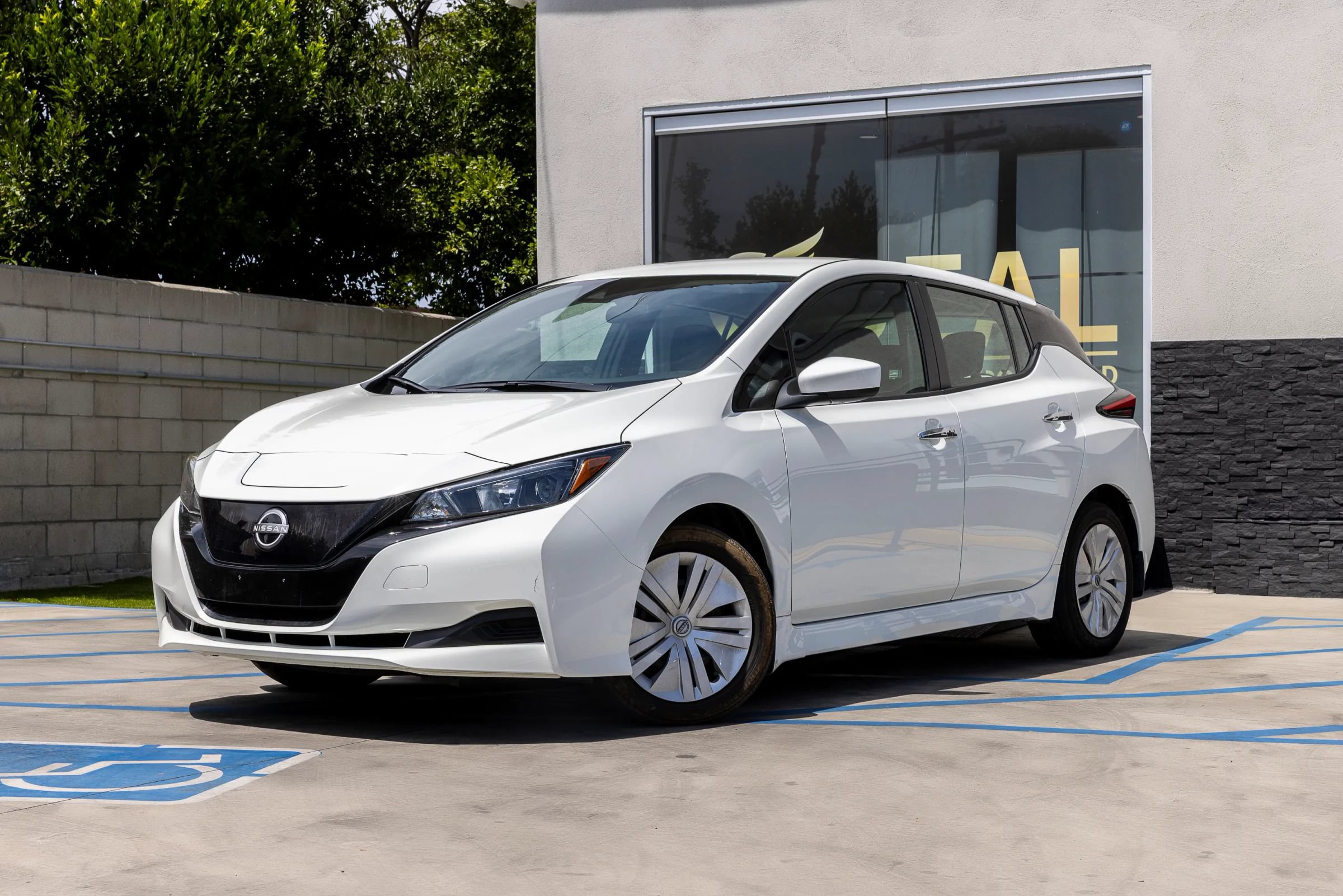 Used 2025 Nissan Leaf S FWD image 5