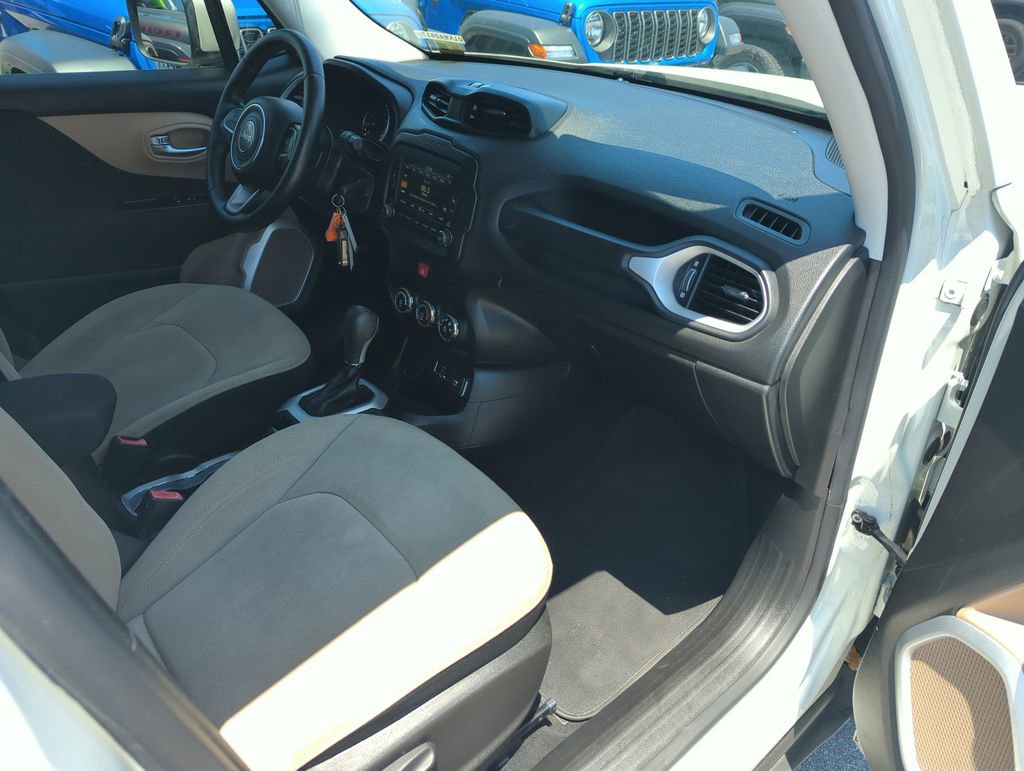 Used 2015 Jeep Renegade Latitude FWD image 33