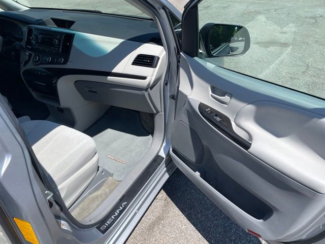 Used 2011 Toyota Sienna LE w/ Towing Pkg FWD image 14