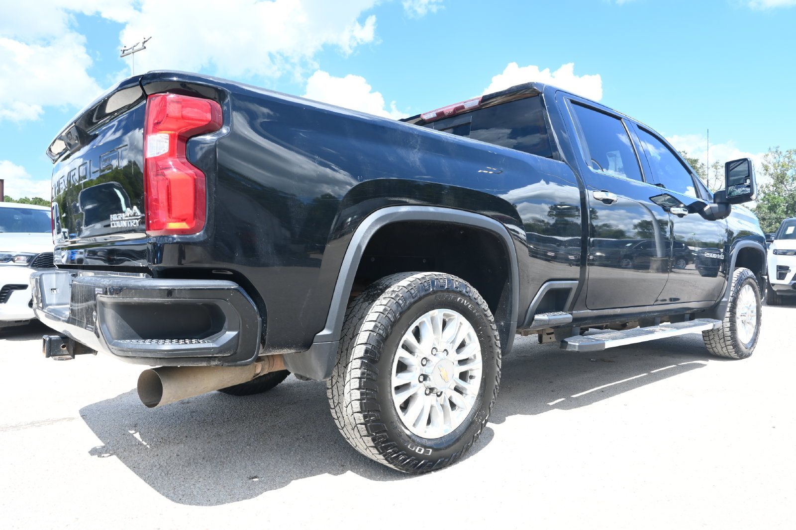 Used 2022 Chevrolet Silverado 2500 High Country w/ Technology Package AWD/4WD image 2