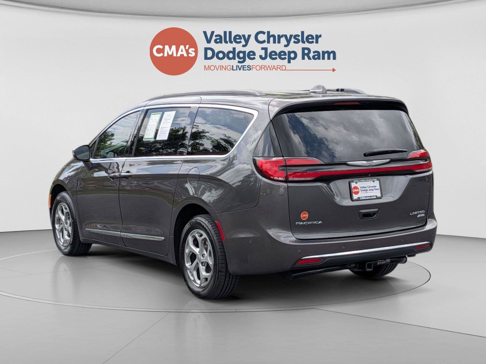 Used 2022 Chrysler Pacifica Limited AWD/4WD image 3