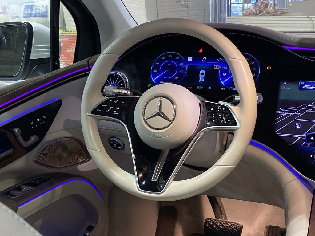 Used 2023 Mercedes-Benz EQS 580 4MATIC SUV image 3