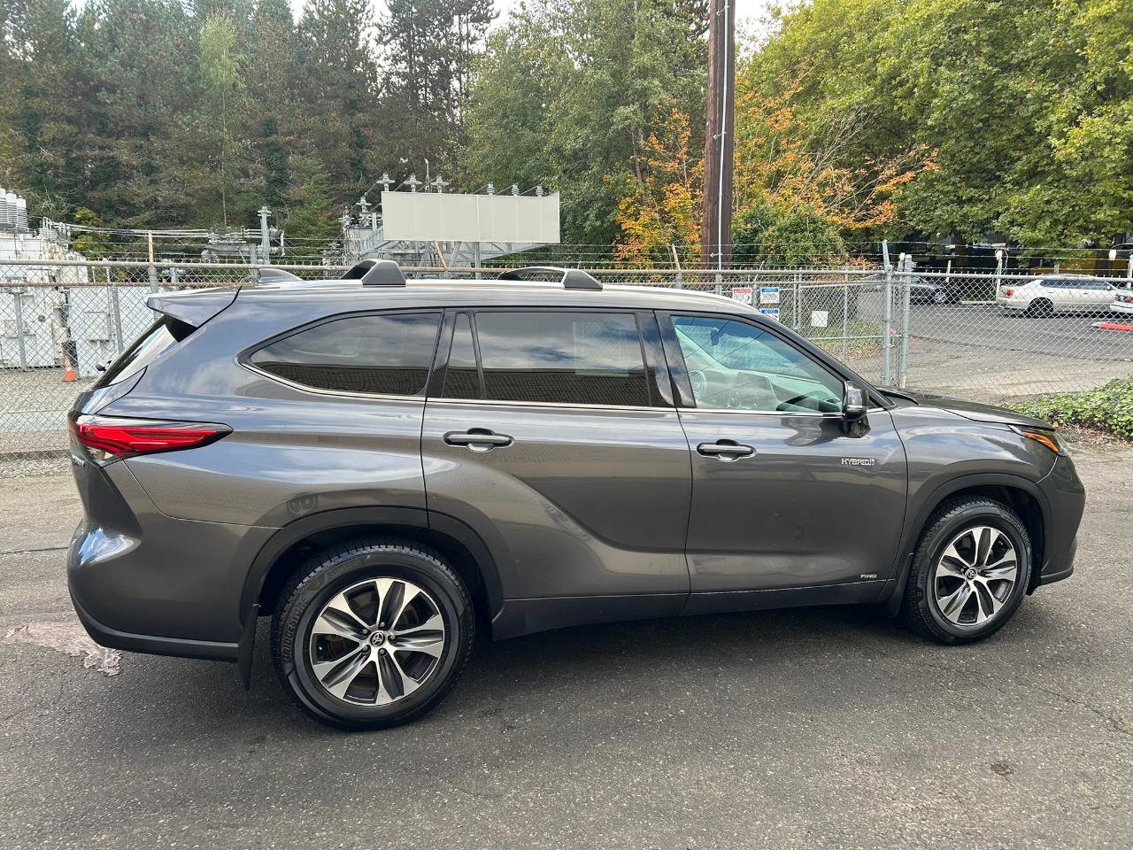Used 2021 Toyota Highlander XLE AWD/4WD image 3
