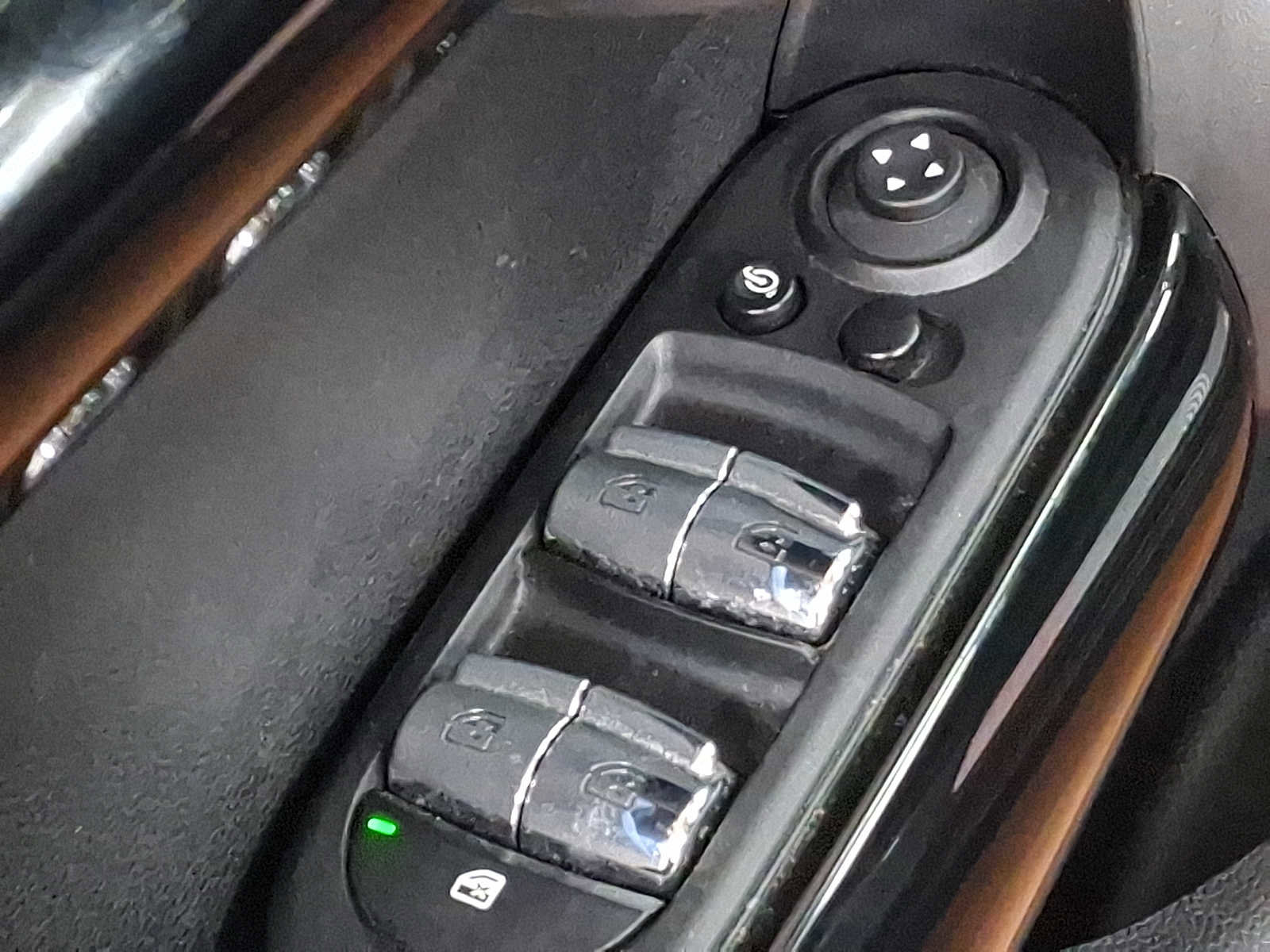 Used 2023 MINI Cooper 4-Door Hardtop w/ Multitone Edition image 24