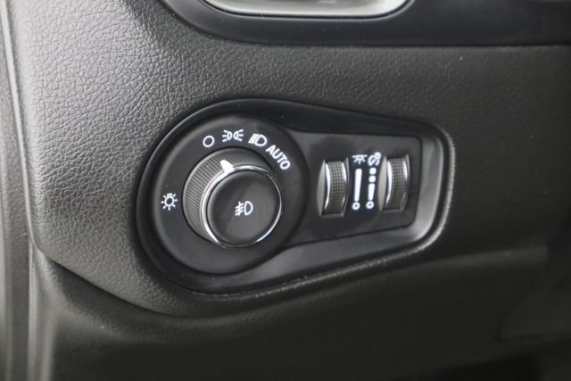 Used 2023 Jeep Renegade Latitude w/ Sun & Fun Group AWD/4WD image 22