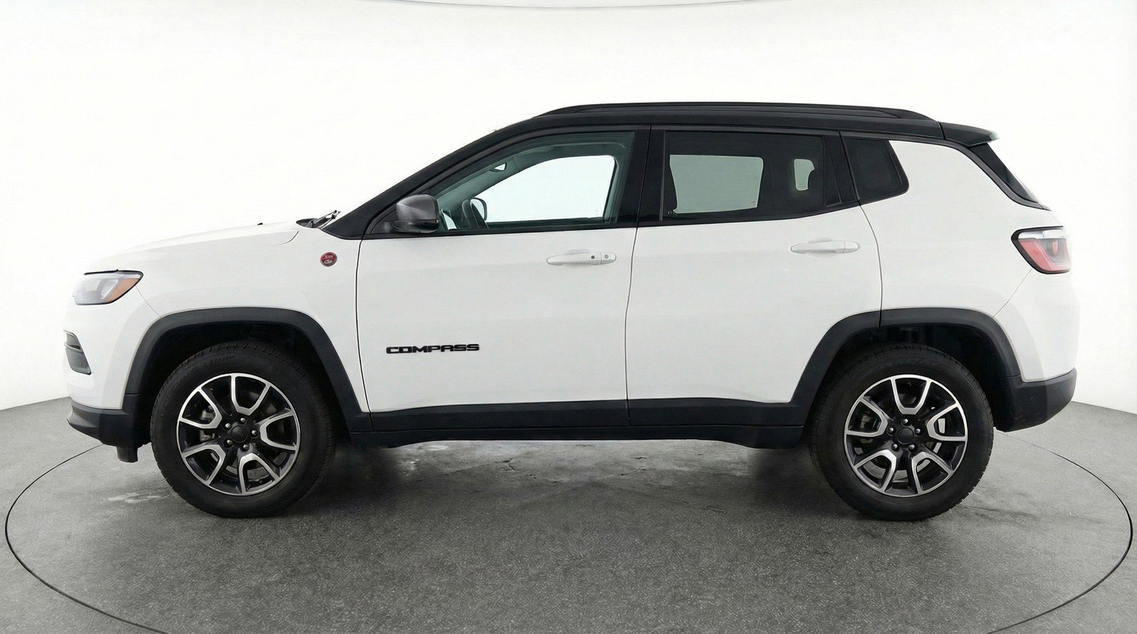 Used 2025 Jeep Compass Trailhawk image 5