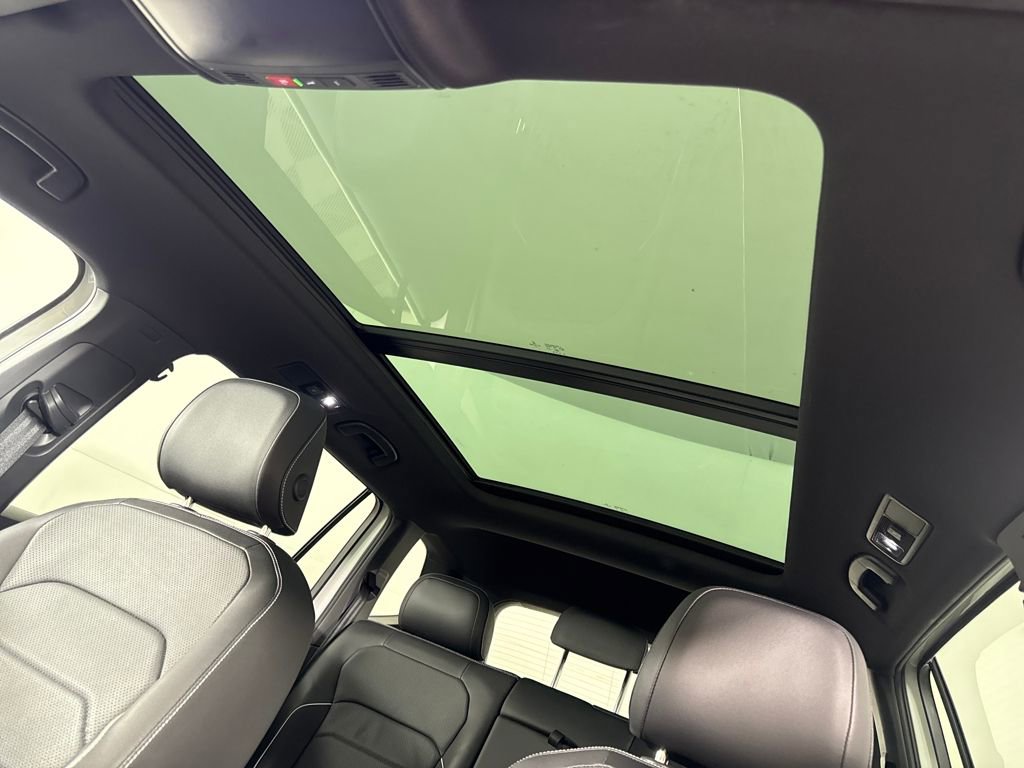 Used 2022 Volkswagen Tiguan SEL R-Line image 18
