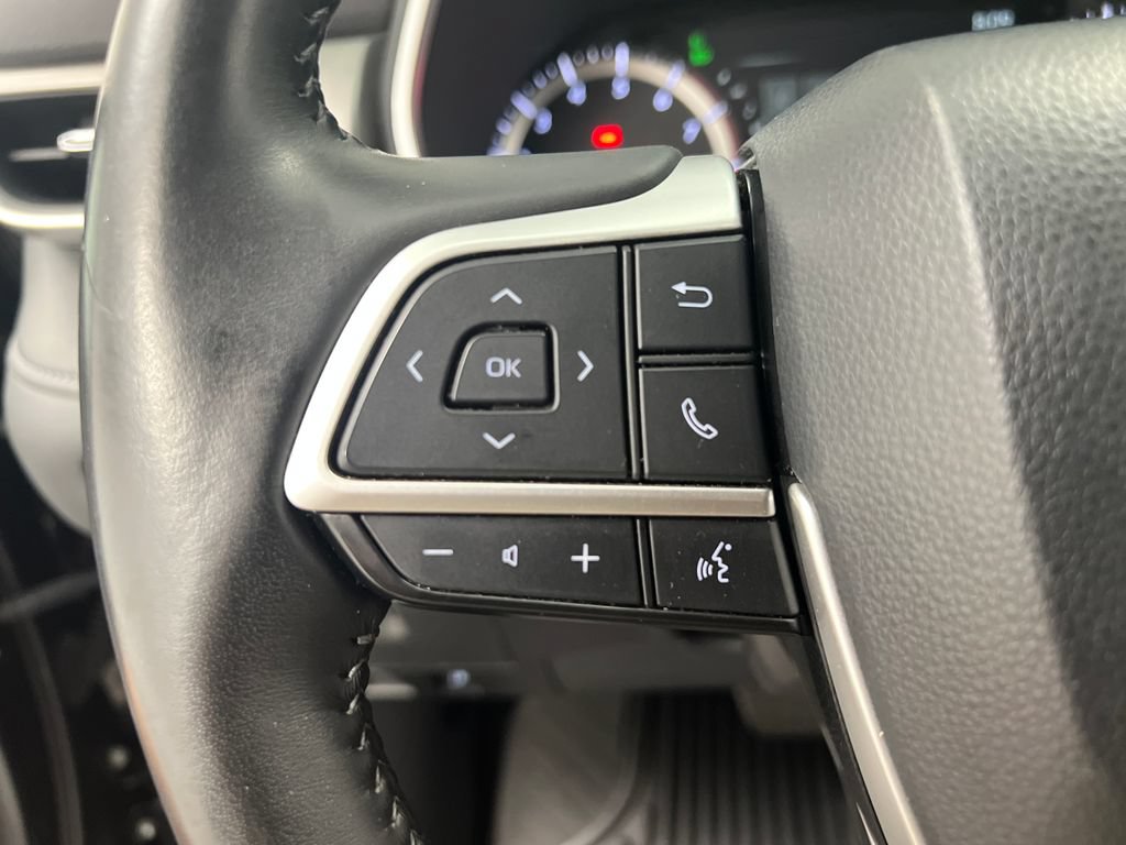 Used 2025 Toyota Highlander XLE FWD image 61
