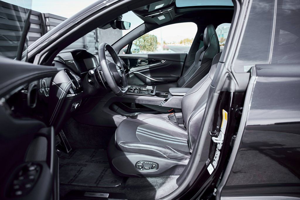 Used 2025 Aston Martin DBX 707 image 30