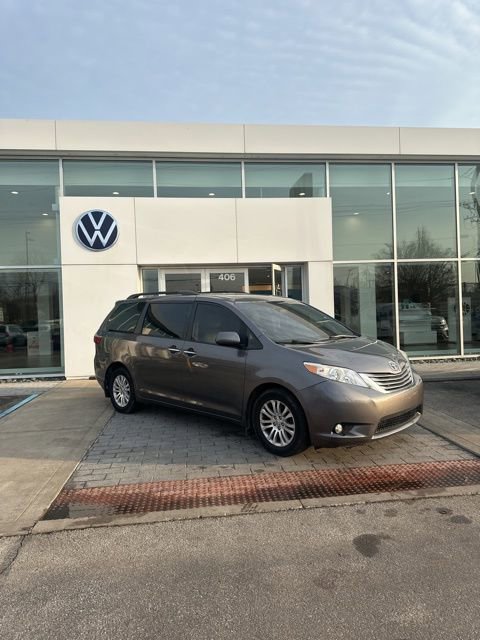 Used 2017 Toyota Sienna XLE image 2